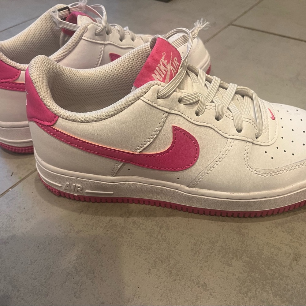 Nike Air- pink and White Youth 5/ womens 6.5